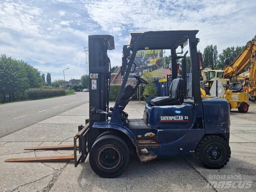 CAT DP25K Дизелови камиони