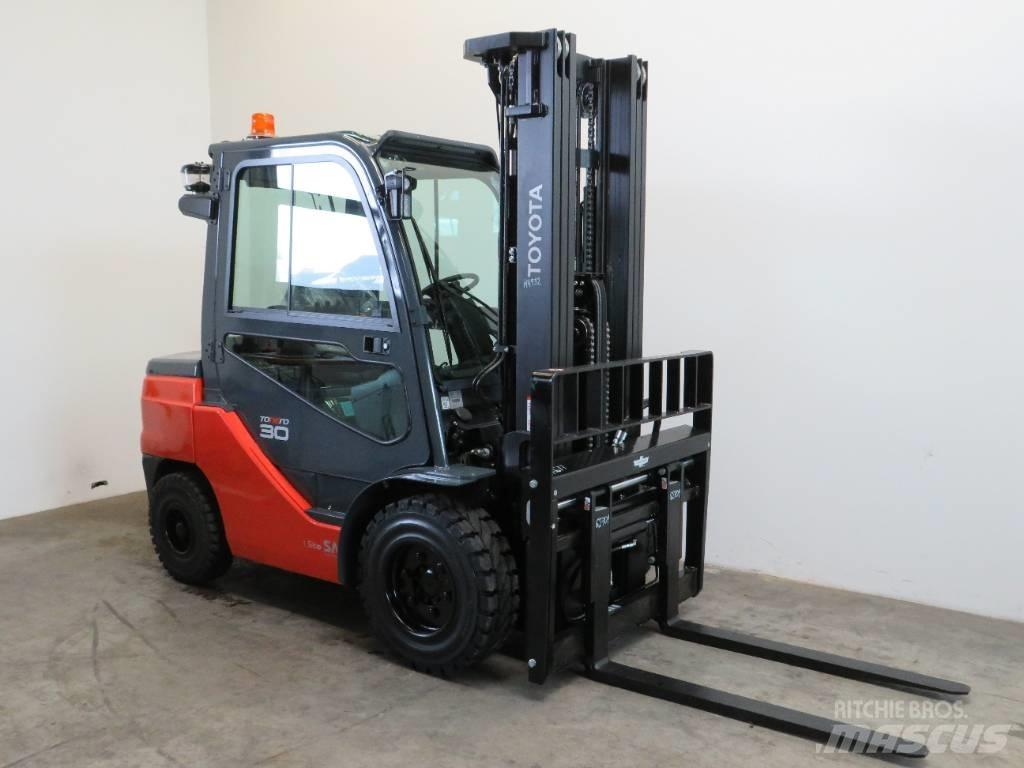 Toyota 52-8 FDF 30 Дизелови камиони