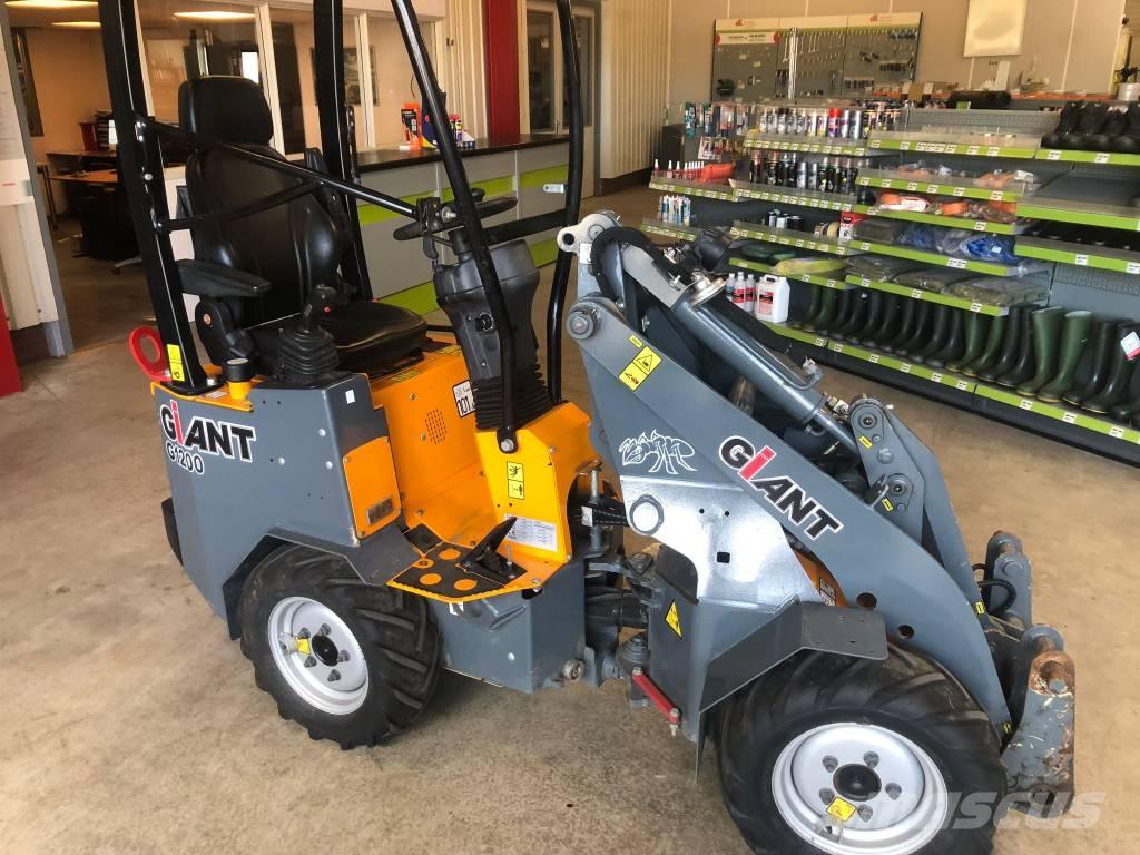 GiANT G 1200 Многофункционални товарачи