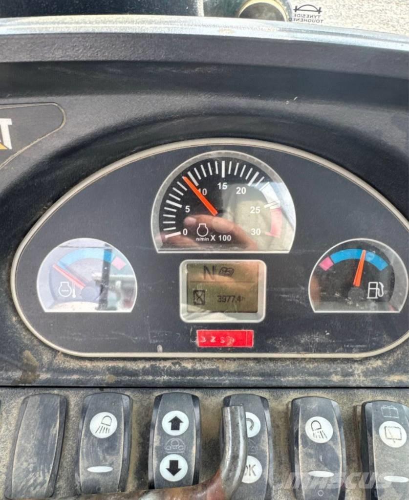 CAT 420 F Товарач със заден ексватор