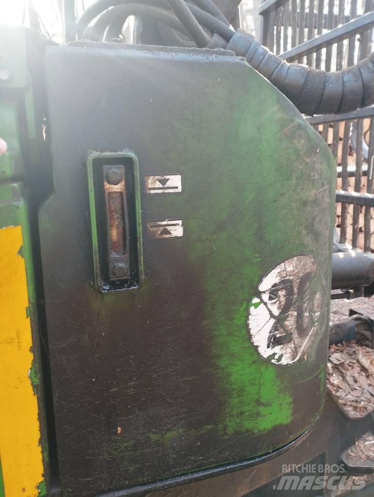 John Deere 810D Форуардери