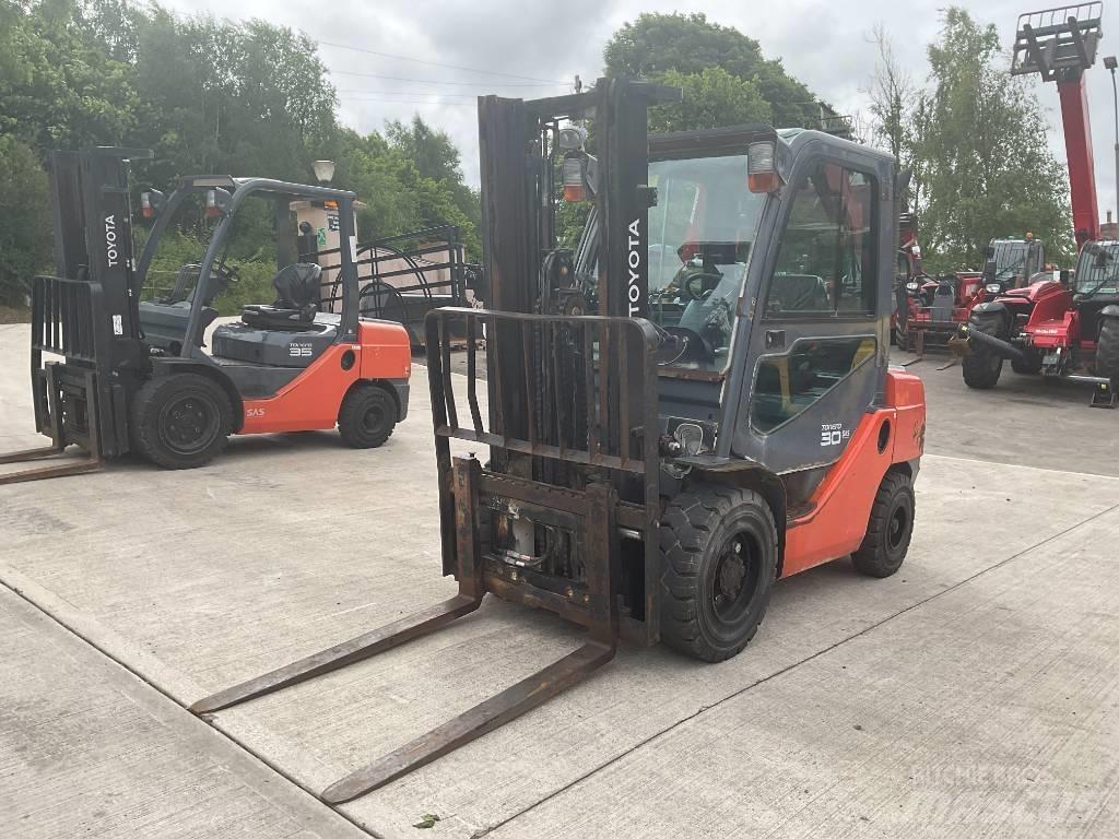 Toyota 02-8 FDF 30 Дизелови камиони
