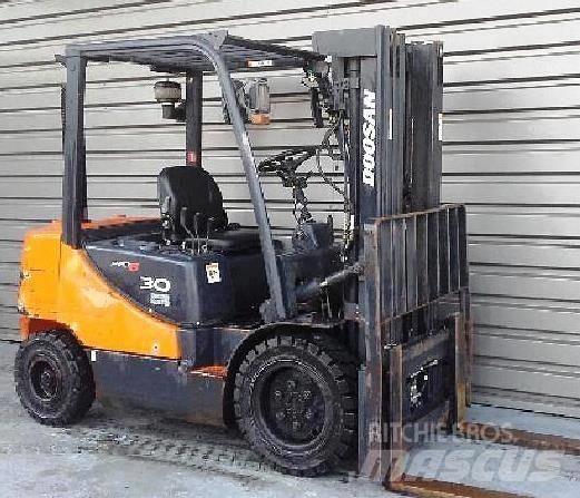 Doosan D30 S-5 Дизелови камиони