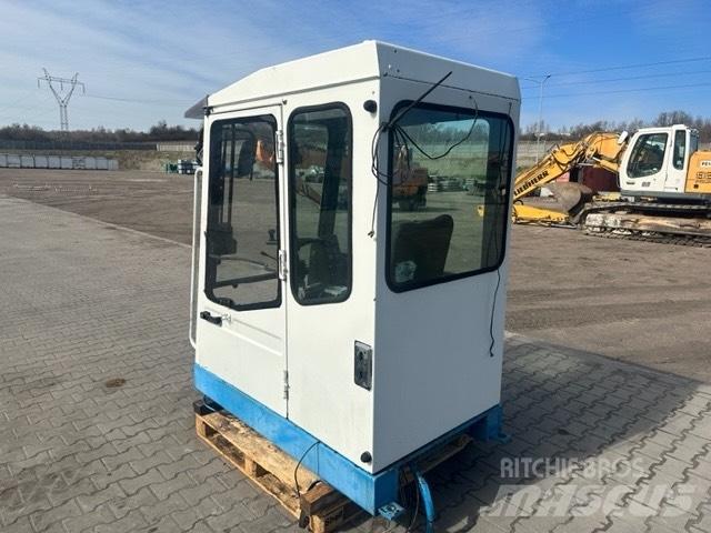 Fuchs MHL 330 Кабина