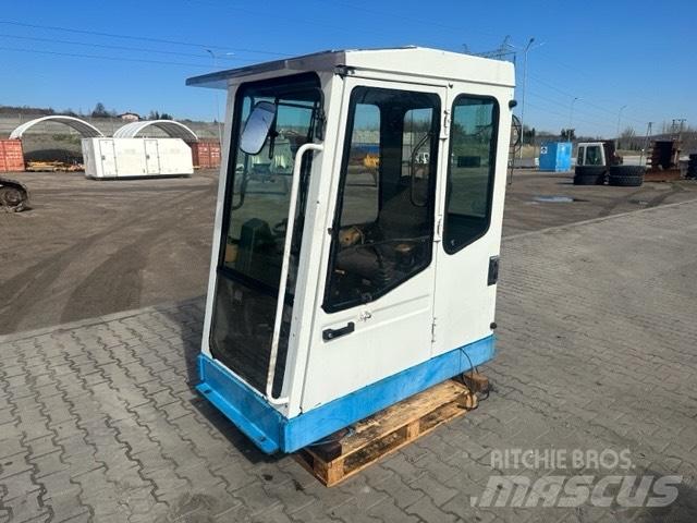 Fuchs MHL 330 Кабина