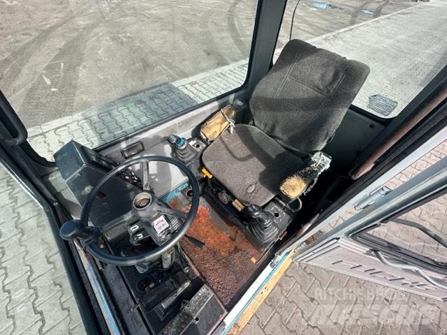 Fuchs MHL 330 Кабина