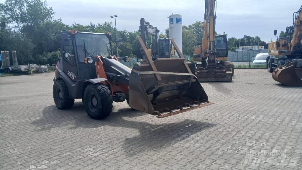 Hitachi ZW 75 Колесни товарачи