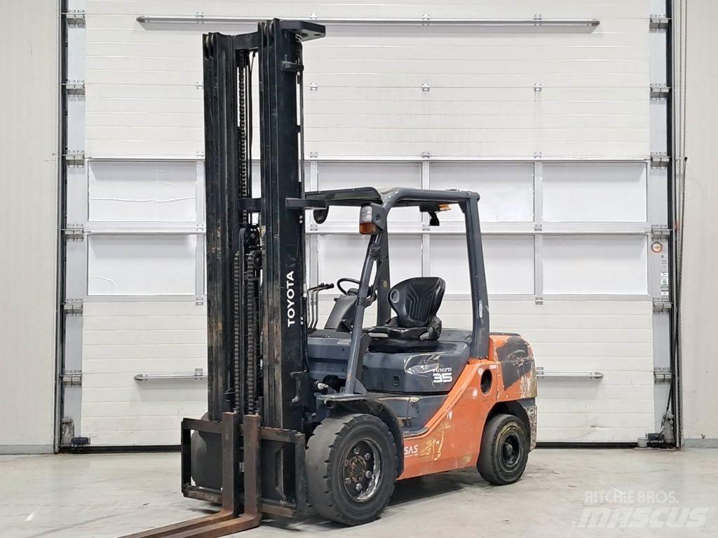 Toyota 02-8FDJF35 Дизелови камиони