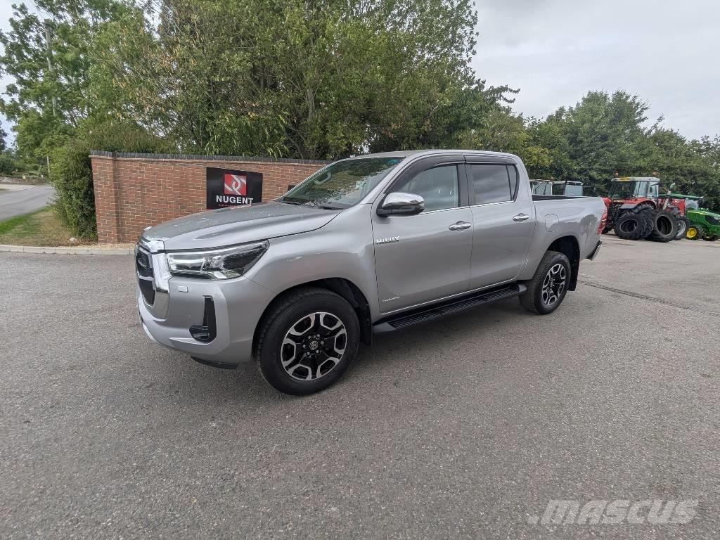 Toyota Hilux Пикапи