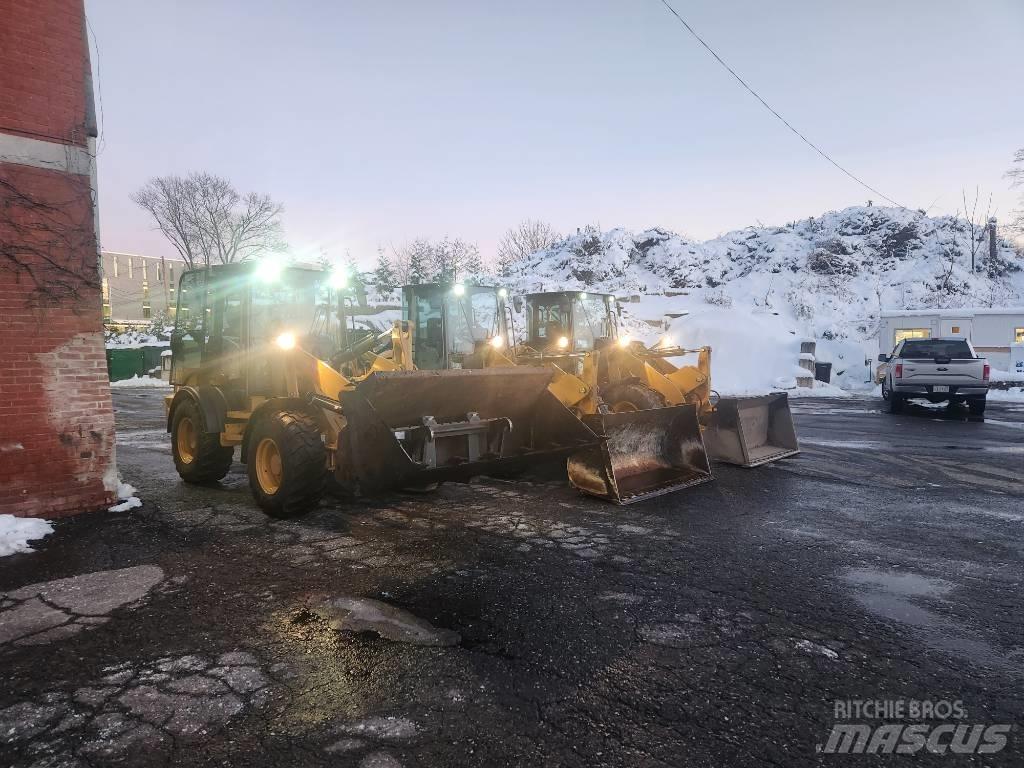 CAT 908m Колесни товарачи