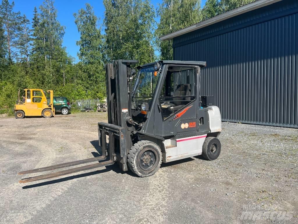 Nissan FGD02A320 Дизелови камиони