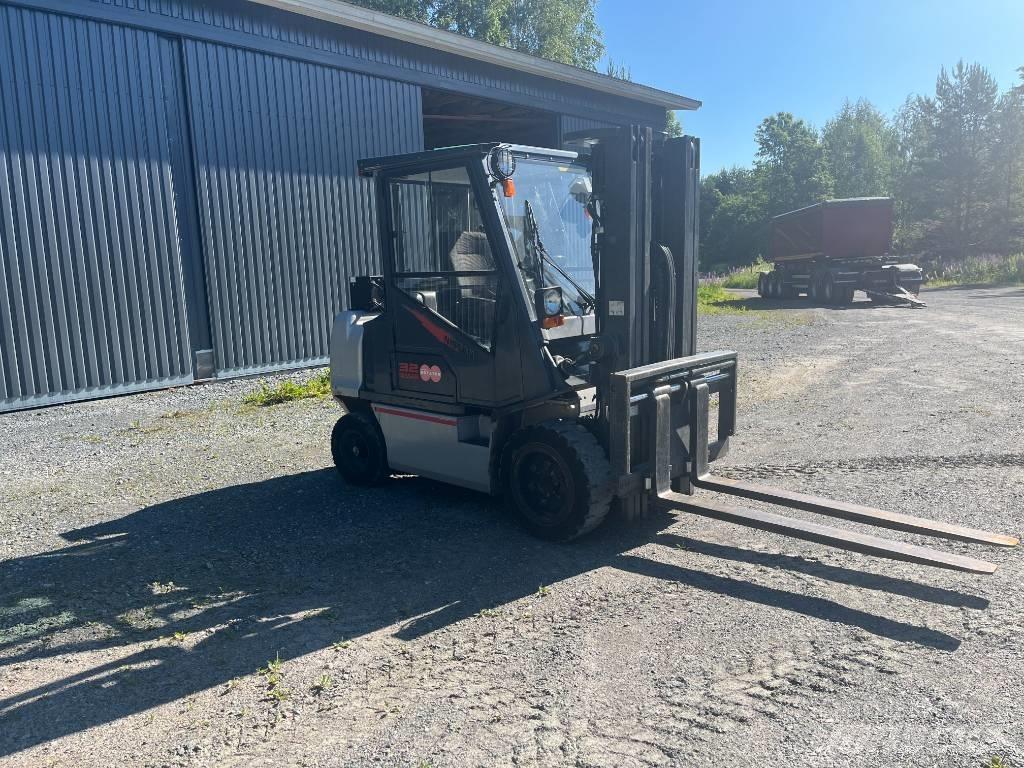 Nissan FGD02A320 Дизелови камиони