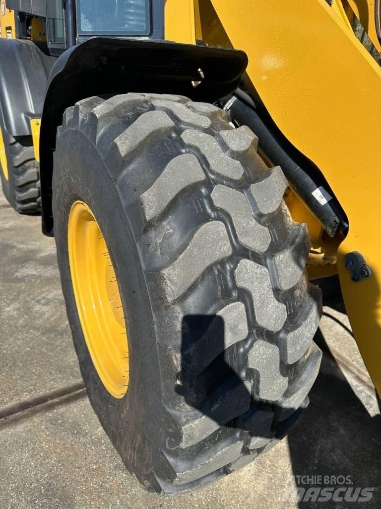 CAT 908 Колесни товарачи