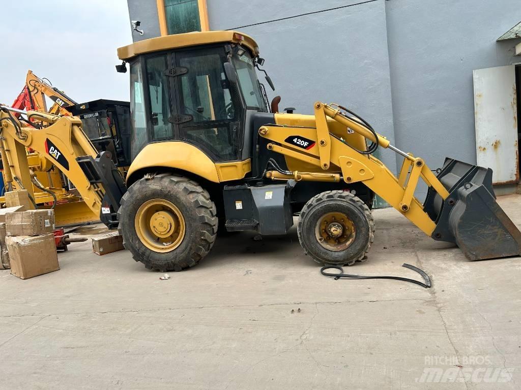 CAT 420 F Товарач със заден ексватор