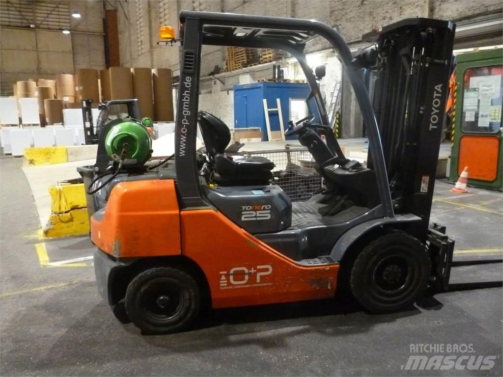 Toyota 02-8FGF25 Камиони с АГУ