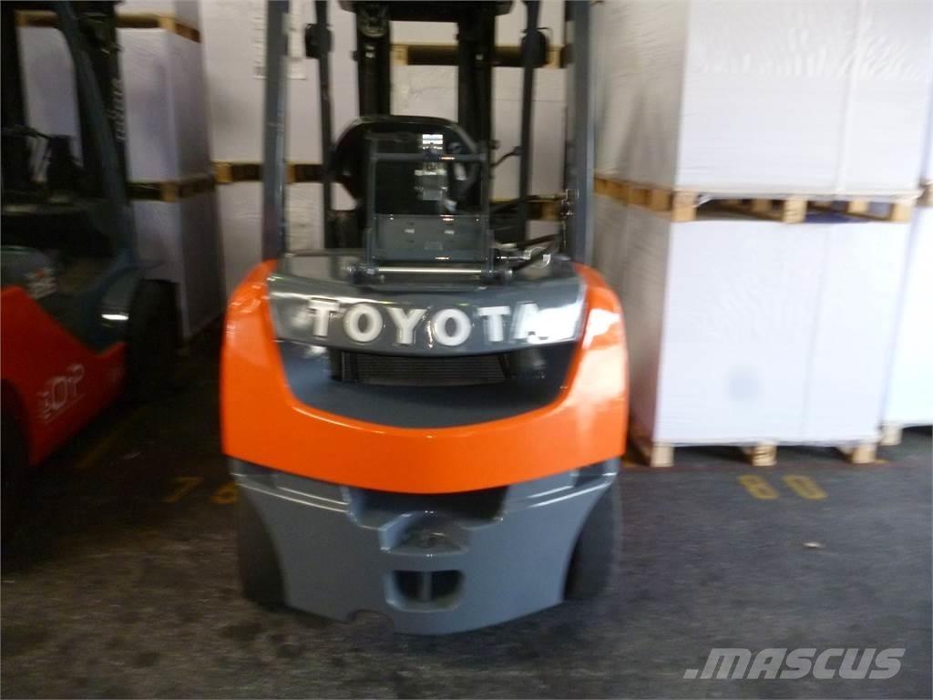 Toyota 02-8FGF25 Камиони с АГУ
