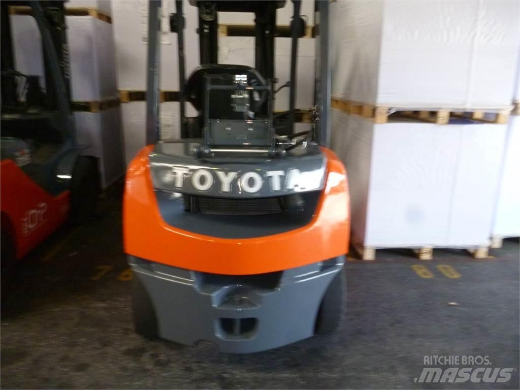 Toyota 02-8FGF25 Камиони с АГУ