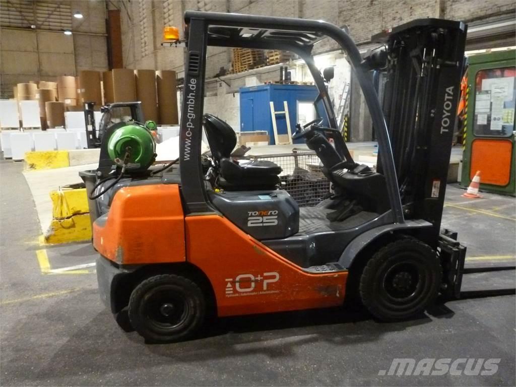 Toyota 02-8FGF25 Камиони с АГУ
