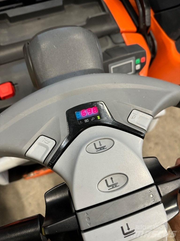 Toyota SPE160L Колички високоповдигачи с теглич