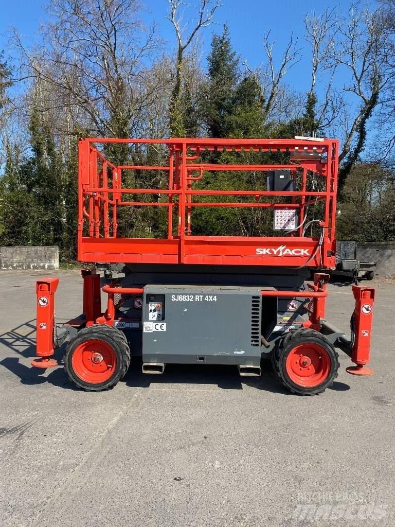 SkyJack SJ 6832 RT Ножични работни платформи