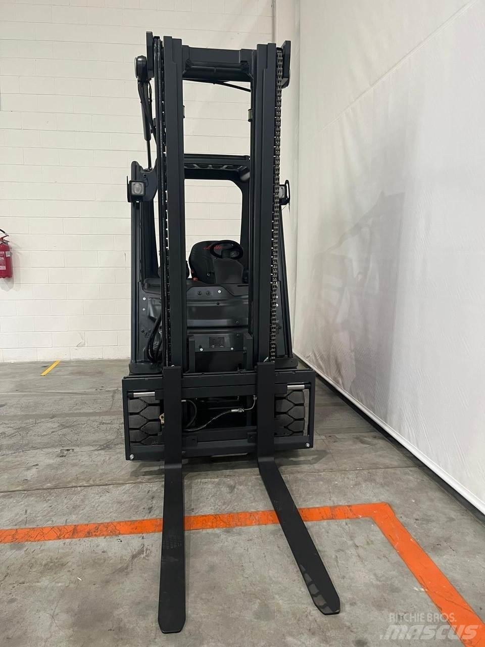 Linde E30-01 Електрически вилични кари-повдигачи