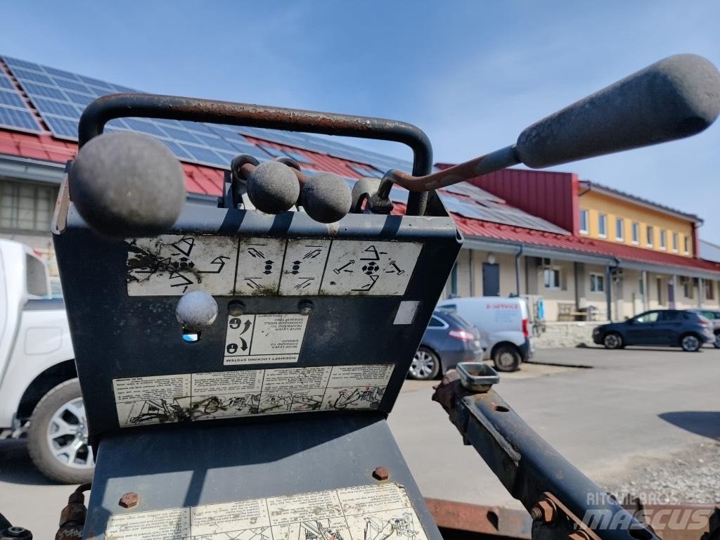 Bobcat S750 Товарачи със заден ескаватор
