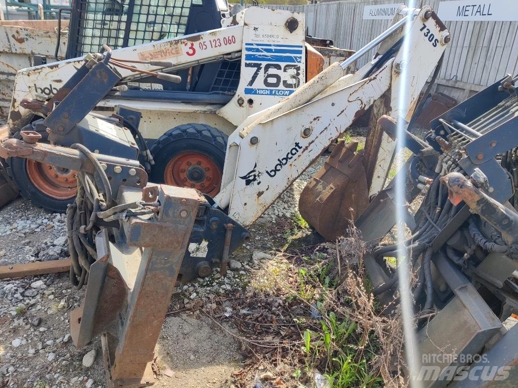 Bobcat S750 Товарачи със заден ескаватор