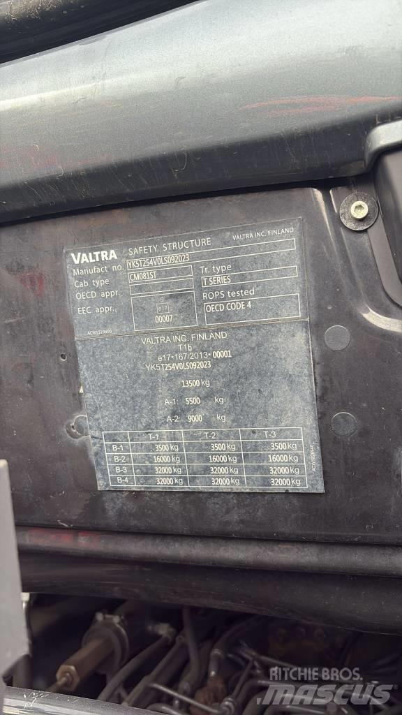 Valtra T 254 Трактори