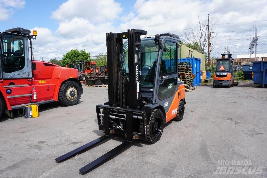 Toyota 56-8FD30F Дизелови камиони