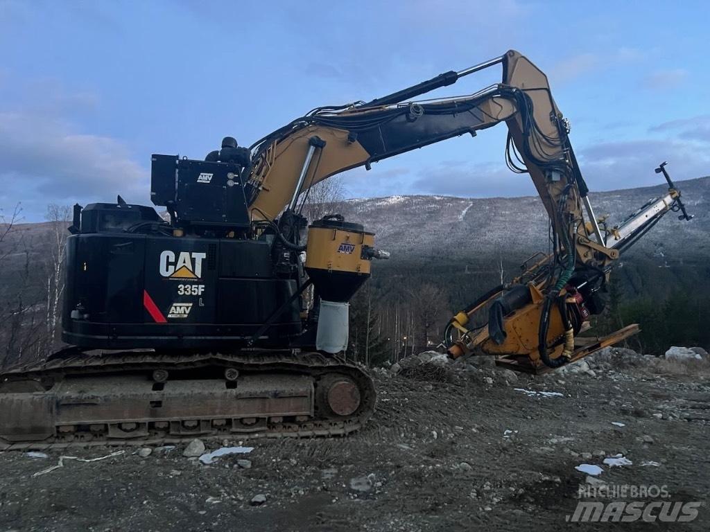 CAT 335 F L CR Апаратура за повърхностна редова сеидба