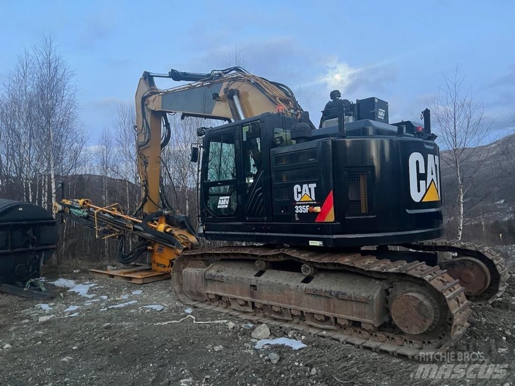 CAT 335 F L CR Апаратура за повърхностна редова сеидба