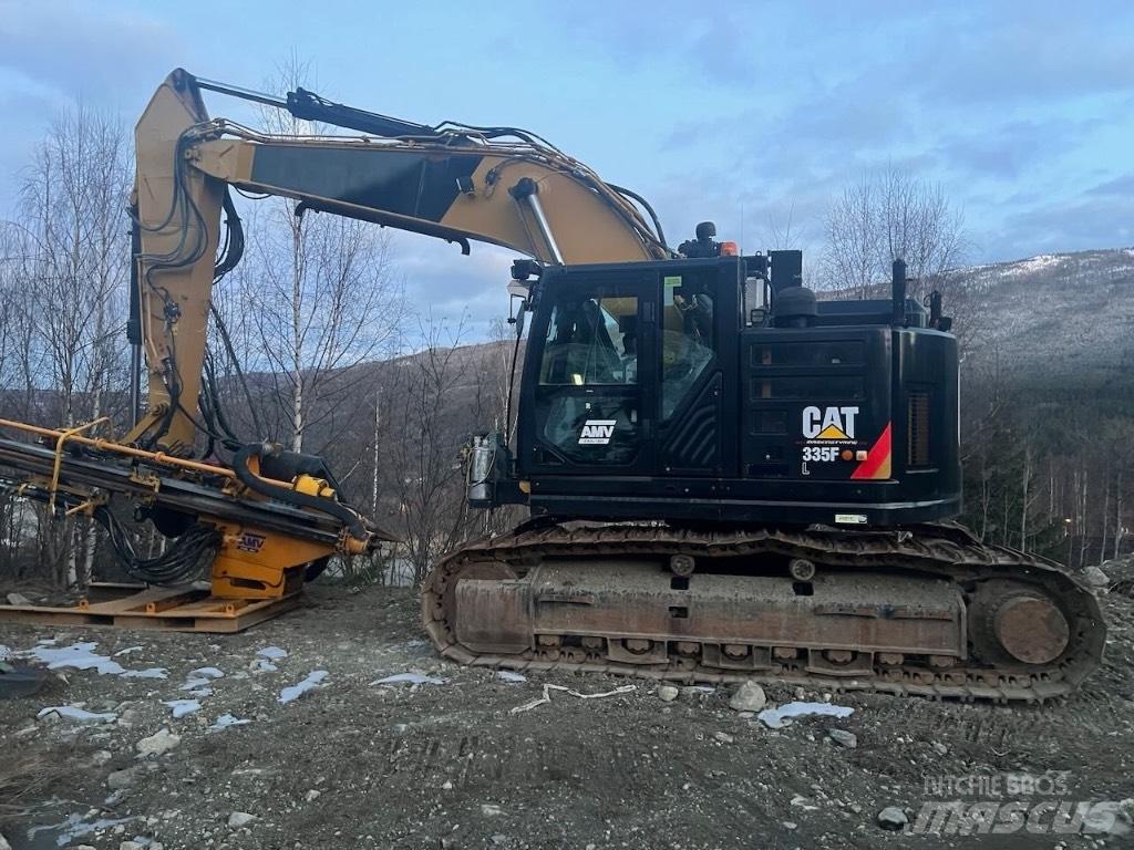 CAT 335 F L CR Апаратура за повърхностна редова сеидба