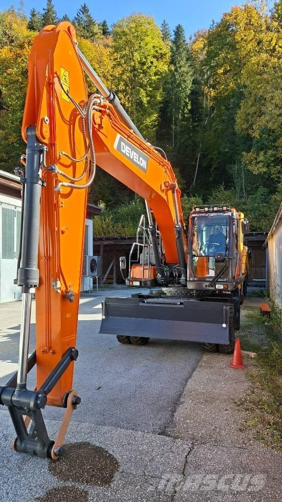 Develon DX 210 W-7 Колесни екскаватори