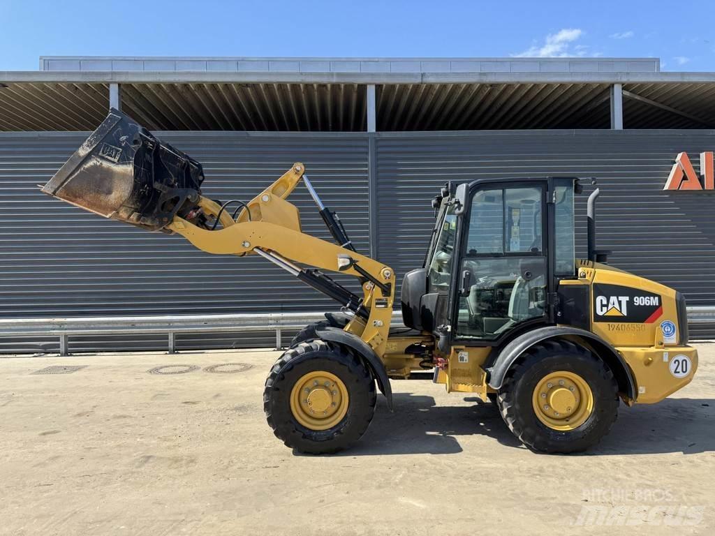 CAT 906M Колесни товарачи