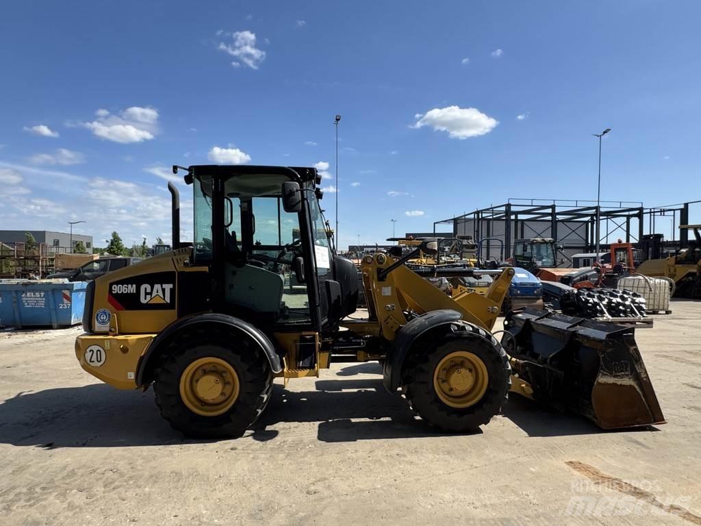 CAT 906M Колесни товарачи