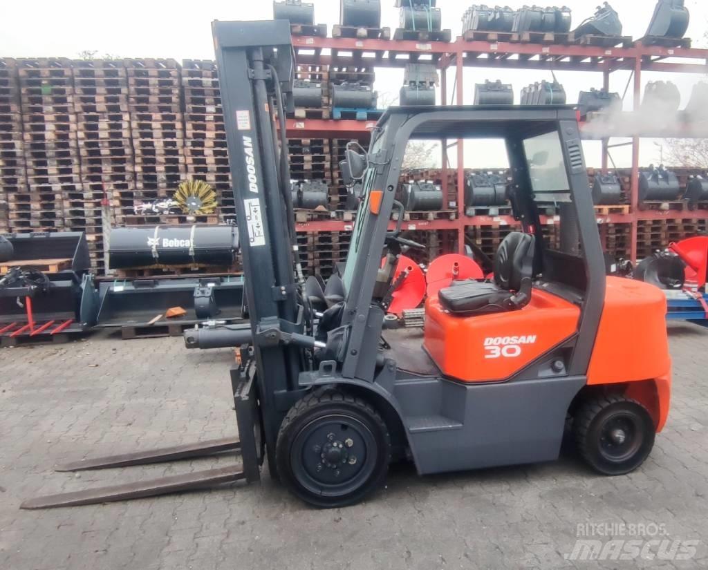 Doosan D 30 G Дизелови камиони