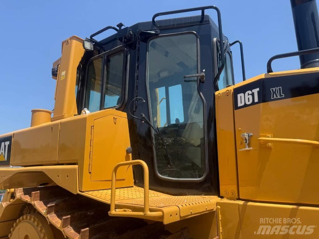 CAT D 6 T XL Верижни булдозери
