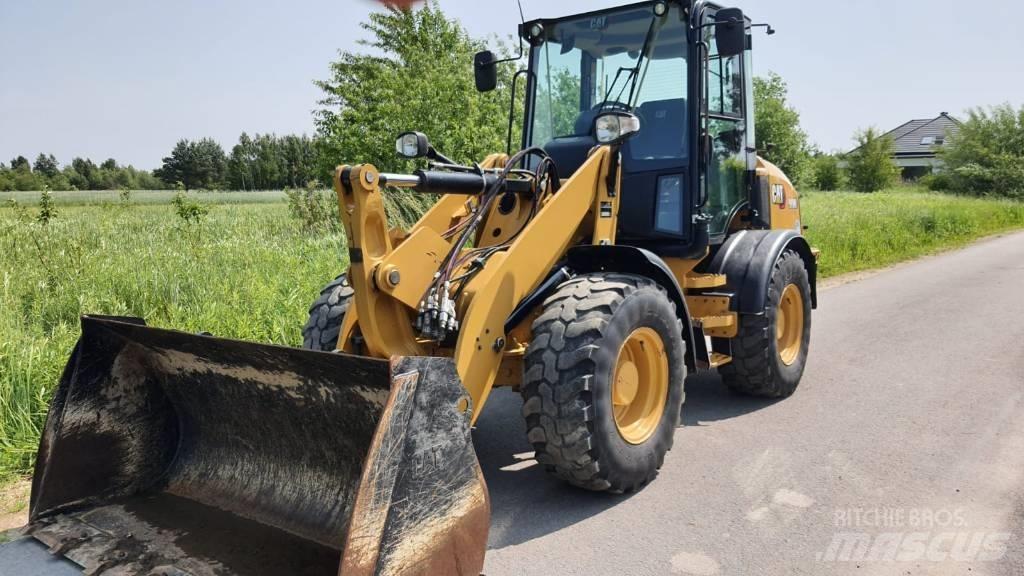 CAT 908M Колесни товарачи