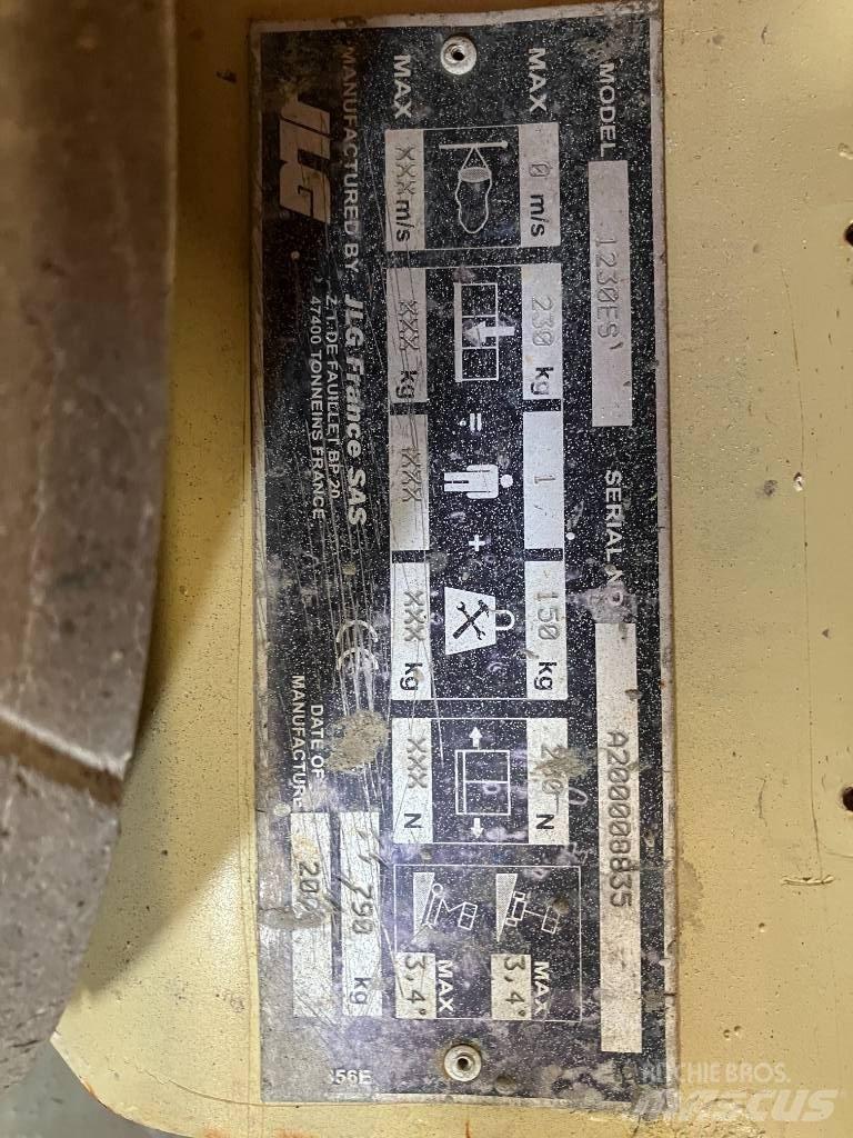 JLG 1230 ES Вертикални мачтови повдигачи
