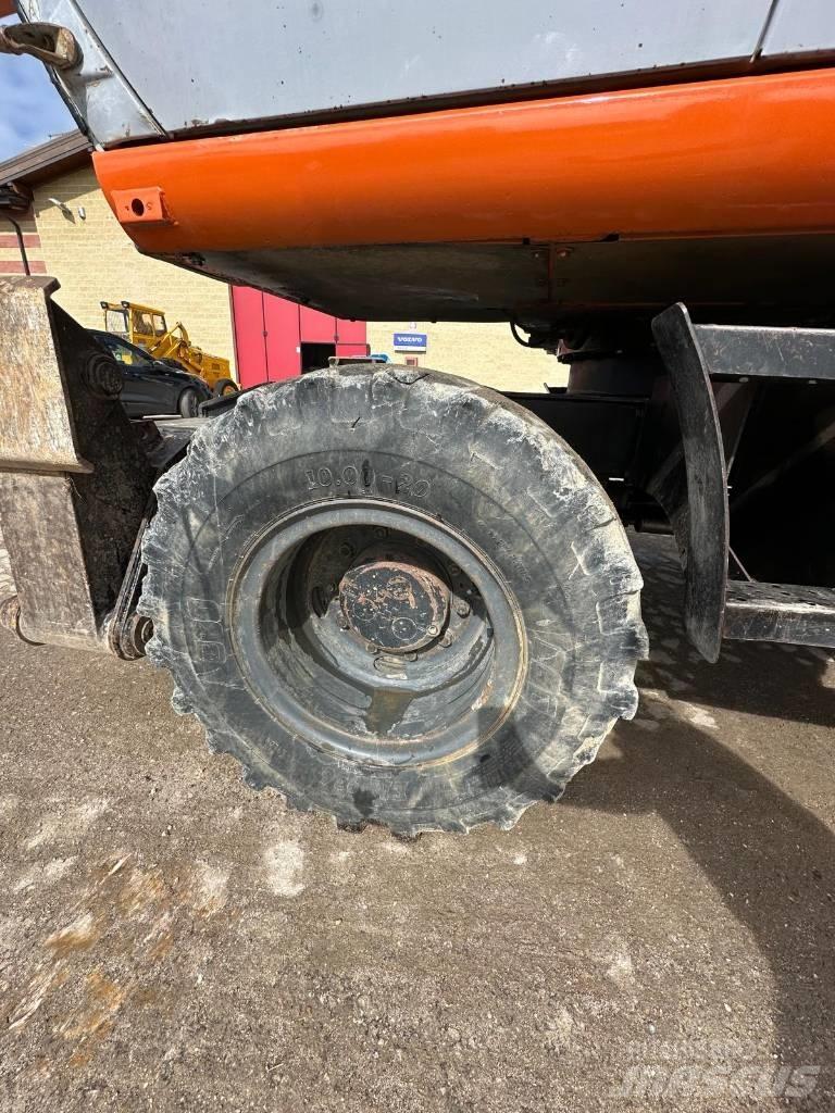 Hitachi EX 165 Колесни екскаватори