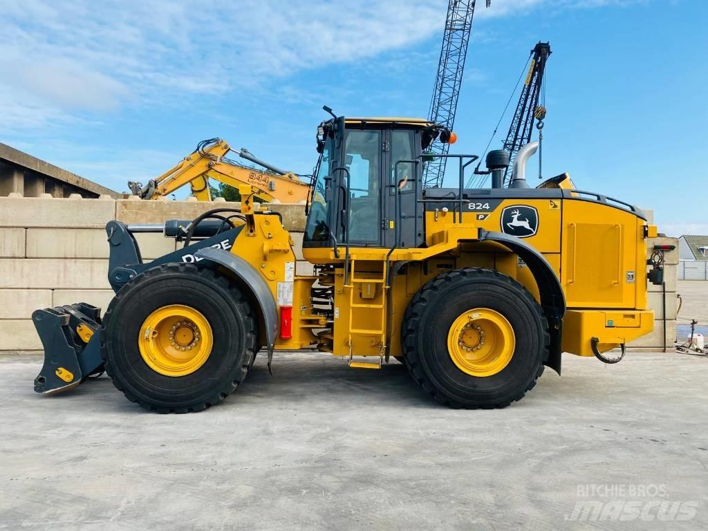 John Deere 824p Колесни товарачи