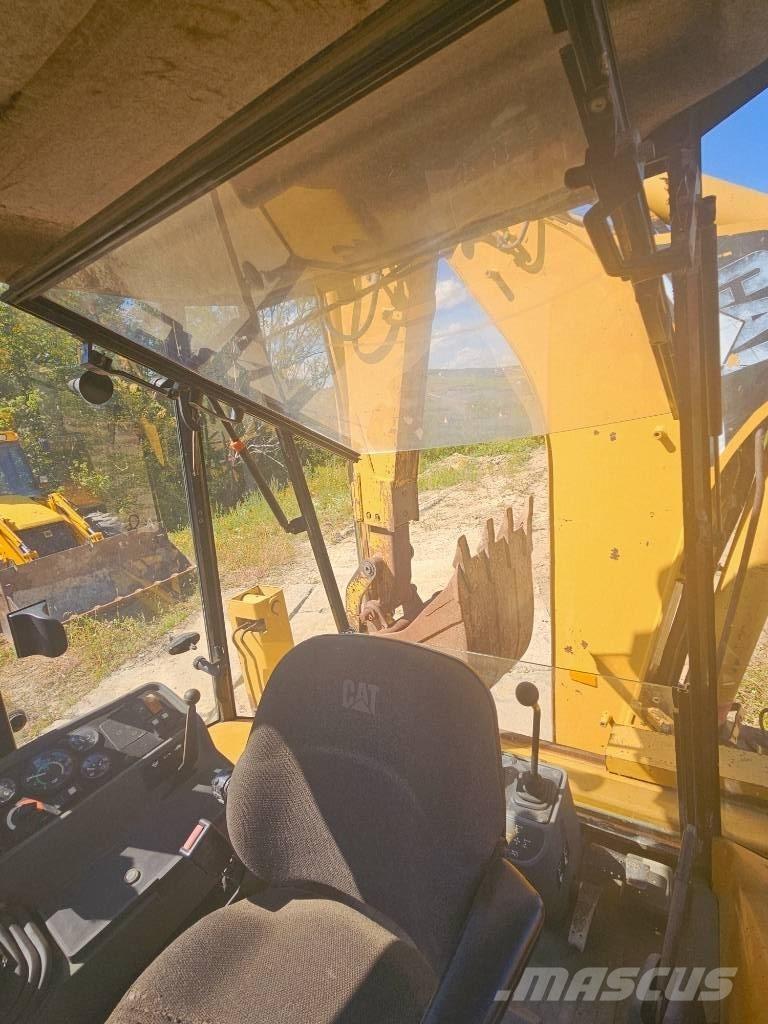 CAT 428 C Товарач със заден ексватор