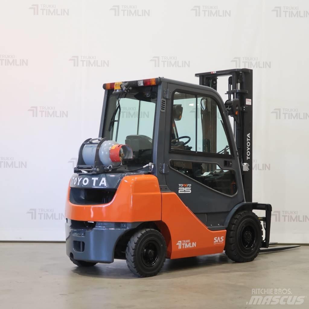 Toyota 02-8FGF25 Камиони с АГУ