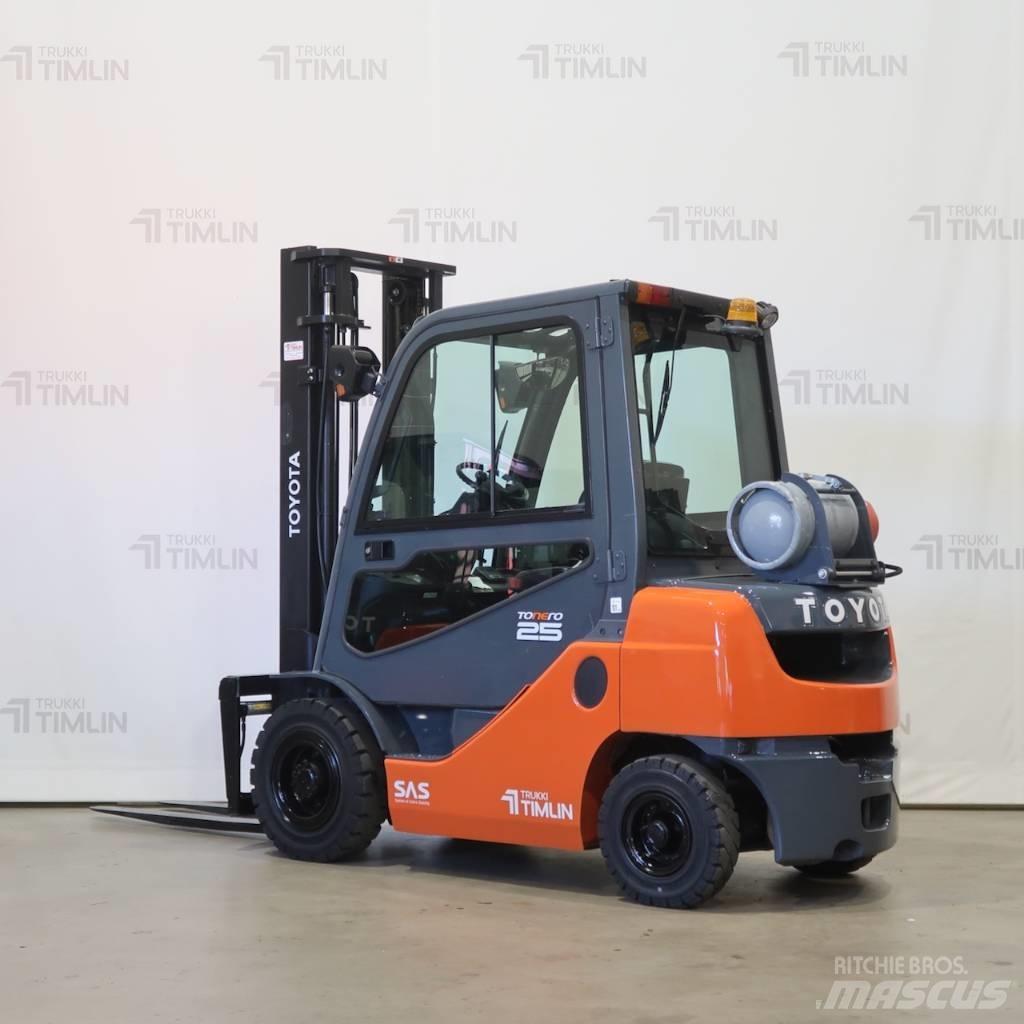 Toyota 02-8FGF25 Камиони с АГУ