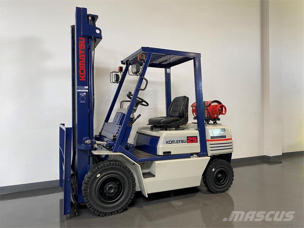 Komatsu FG25T-11E Камиони с АГУ