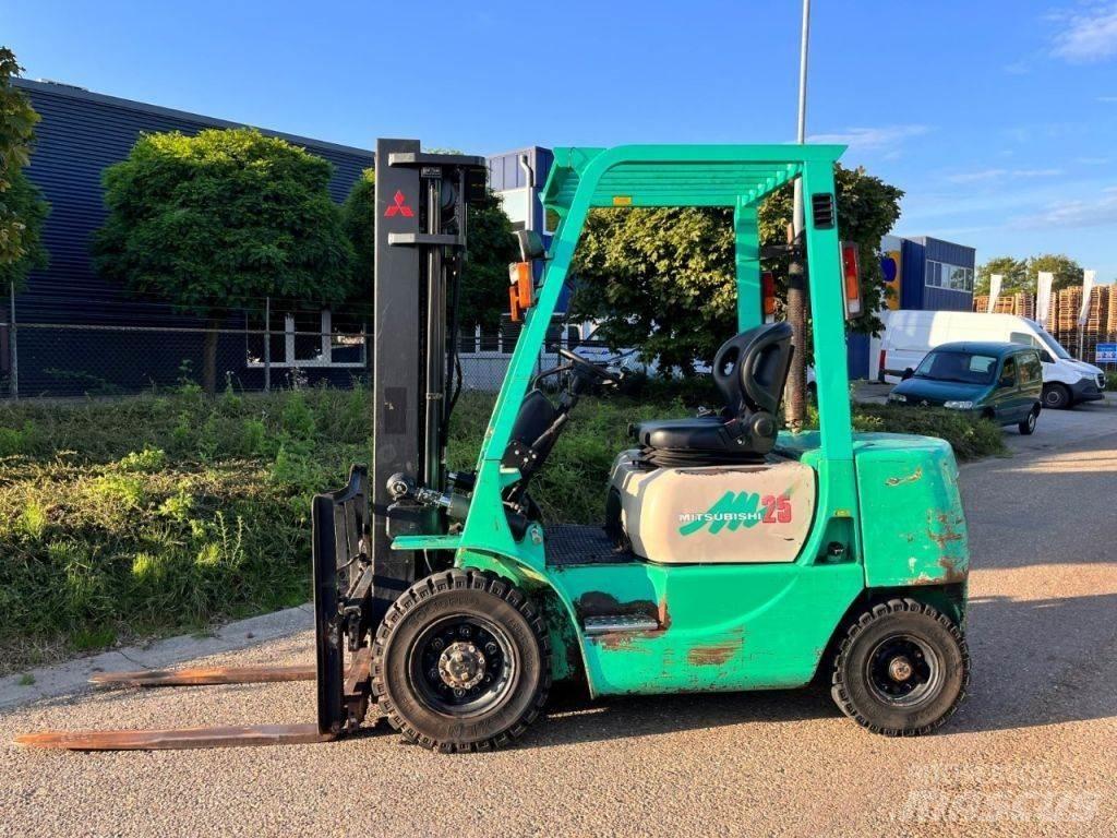 Mitsubishi FD25 Дизелови камиони