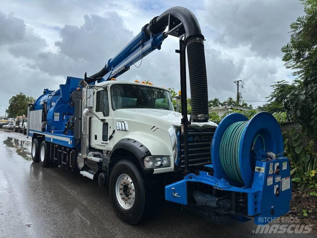 Mack GU713 Комби / вакуум камиони
