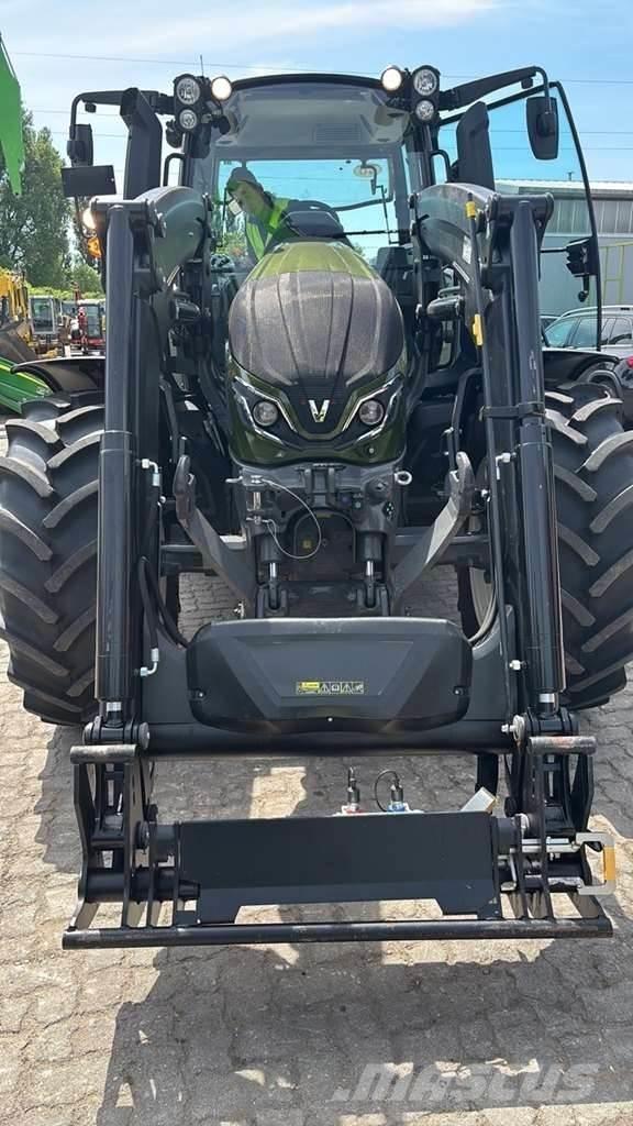 Valtra G135 Трактори