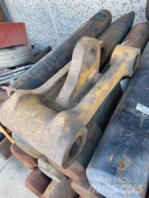 CAT 215 Стрели и рамена
