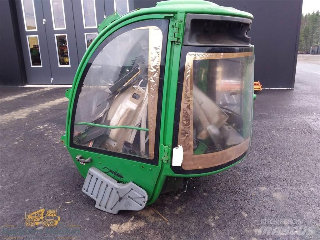John Deere 1910e Кабина